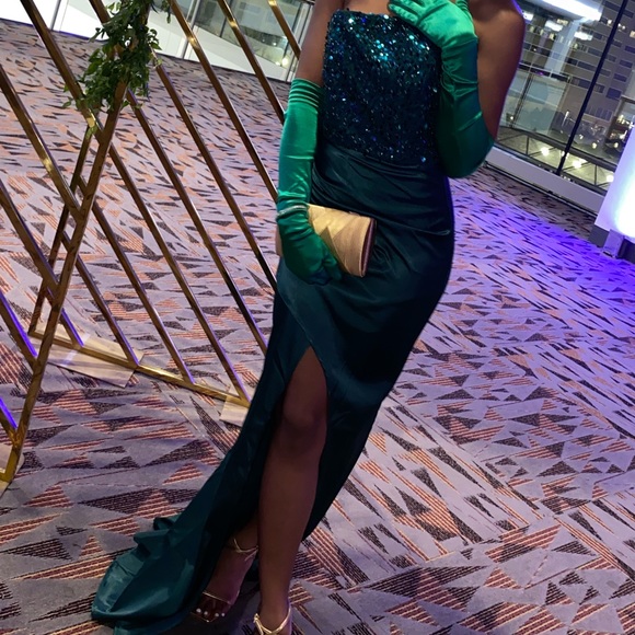 Satin sequin gown and satin gloves - Picture 2 of 3